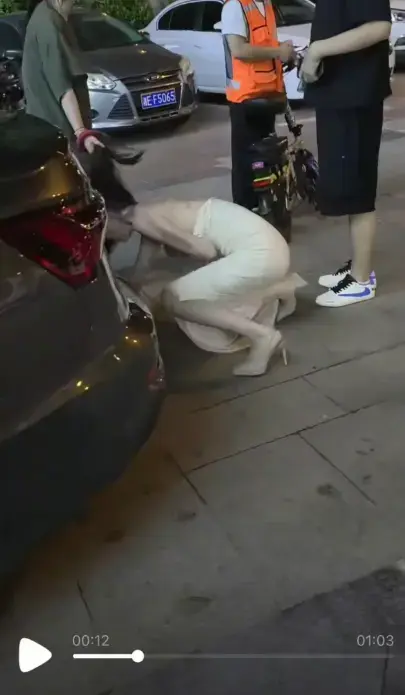 头皮发麻《白裙女子被抓头发跳河》街头抓小三冲突升级女子被揪发跳河-高清完整现场视频曝光