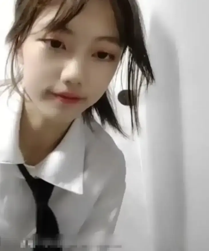 《贺子涵》直播真实记录-妈妈突袭全程高能反转-《贺子涵》完整版云端共享-纯净视听沉浸体验