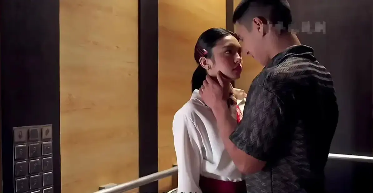《电梯小J》4K超清无广告在线点播-东南亚伦理片《电梯小J》全集1080P画质播放-大尺度电影迅雷下载资源
