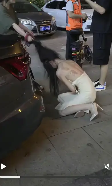 《白裙女子被抓头发跳河》事件全记录-湘E车牌白裙女子揪头发跳河始末高清完整版-白裙女子被抓头发坠河后续在线播放