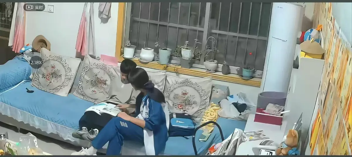 《来自姐姐的爱》无删减完整版在线播放-姐姐对弟弟的日常引导名场面-监控下辅导作业真实瞬间-来自姐姐的爱高清正片免费观看